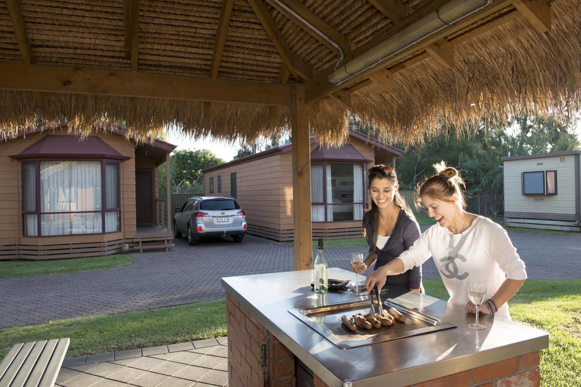 Adelaide Caravan Park - Aspen Holiday Parks Bagian luar foto